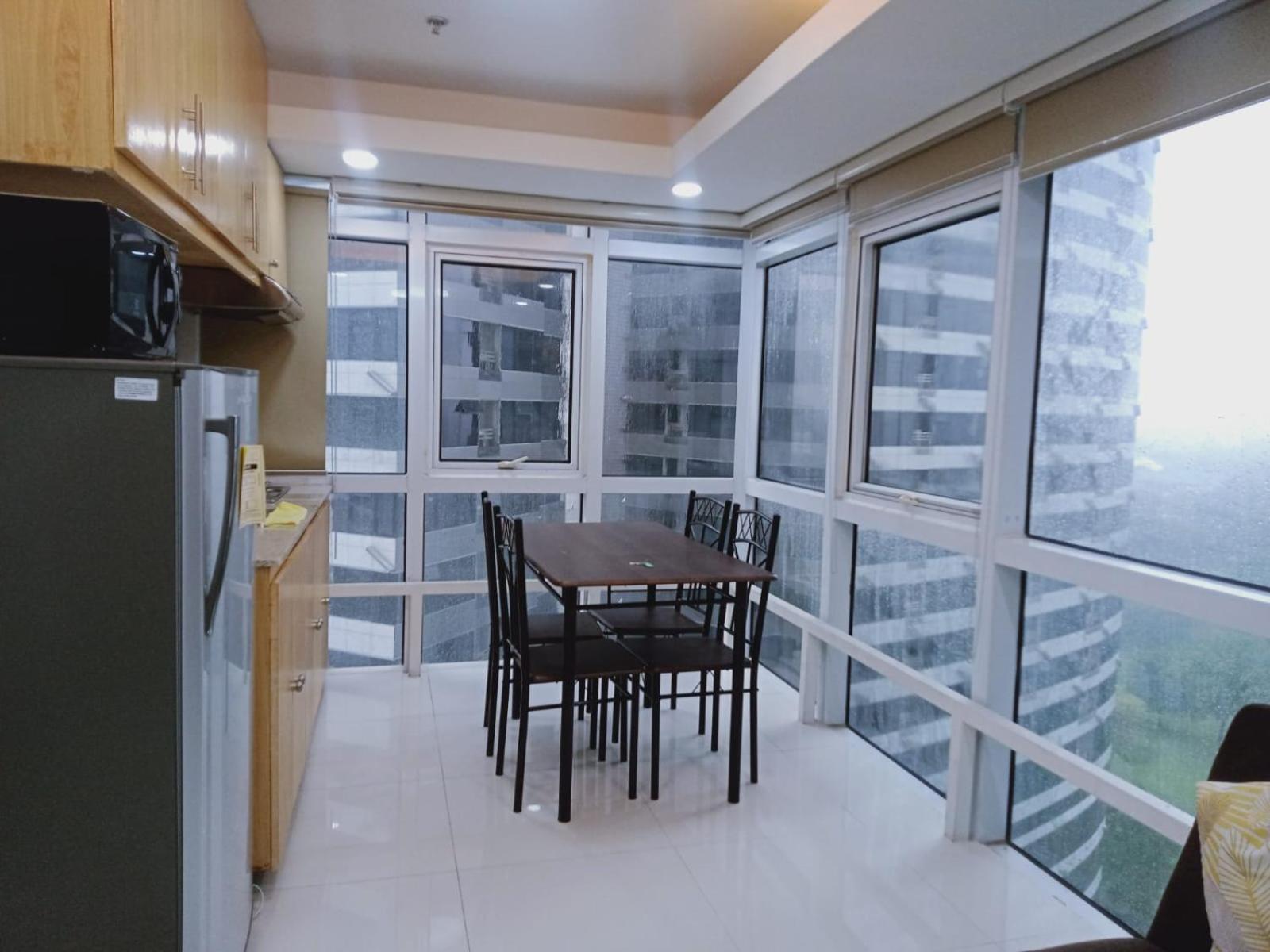 2 Bedrooms Units Forbes Area 5Th Avenue Bgc Center Manila Exterior photo