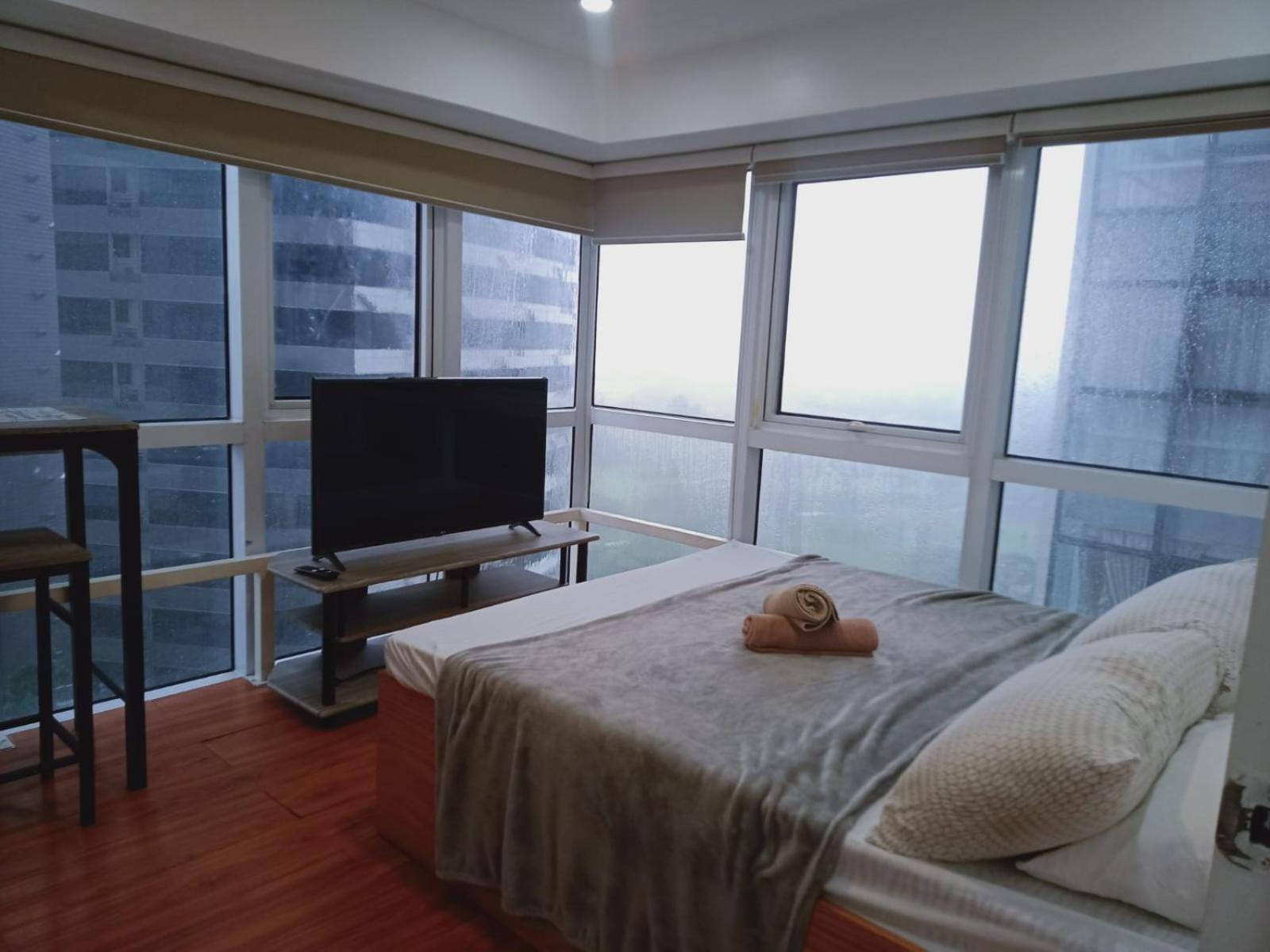 2 Bedrooms Units Forbes Area 5Th Avenue Bgc Center Manila Exterior photo