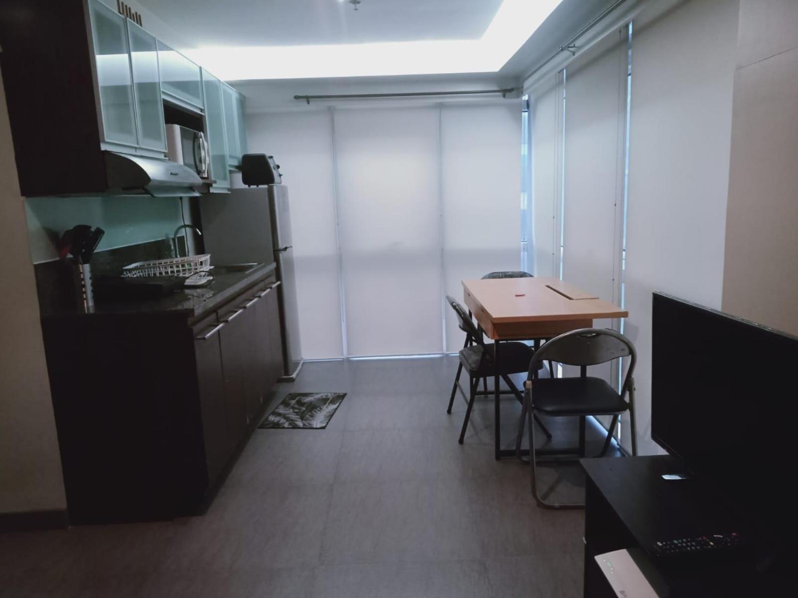 2 Bedrooms Units Forbes Area 5Th Avenue Bgc Center Manila Exterior photo