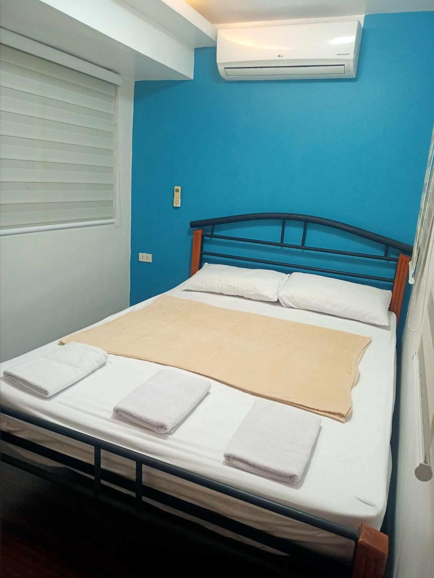 2 Bedrooms Units Forbes Area 5Th Avenue Bgc Center Manila Exterior photo