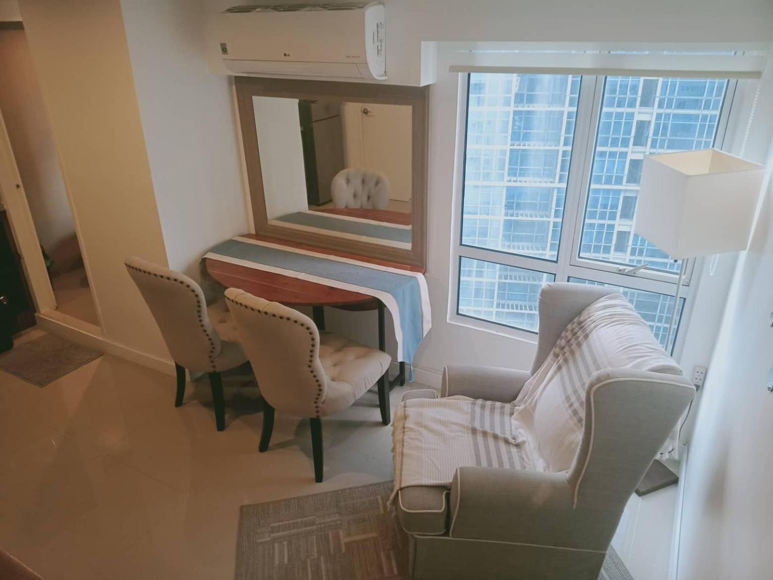 2 Bedrooms Units Forbes Area 5Th Avenue Bgc Center Manila Exterior photo